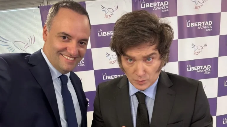Milei respaldó a Adorni: críticas al periodismo, defensa de la «motosierra» y cifras récord de consumo